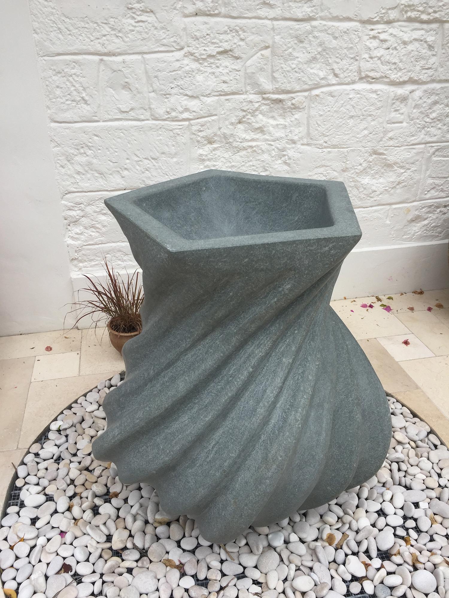Pentagonal fluted fountain
36x44
Andesite